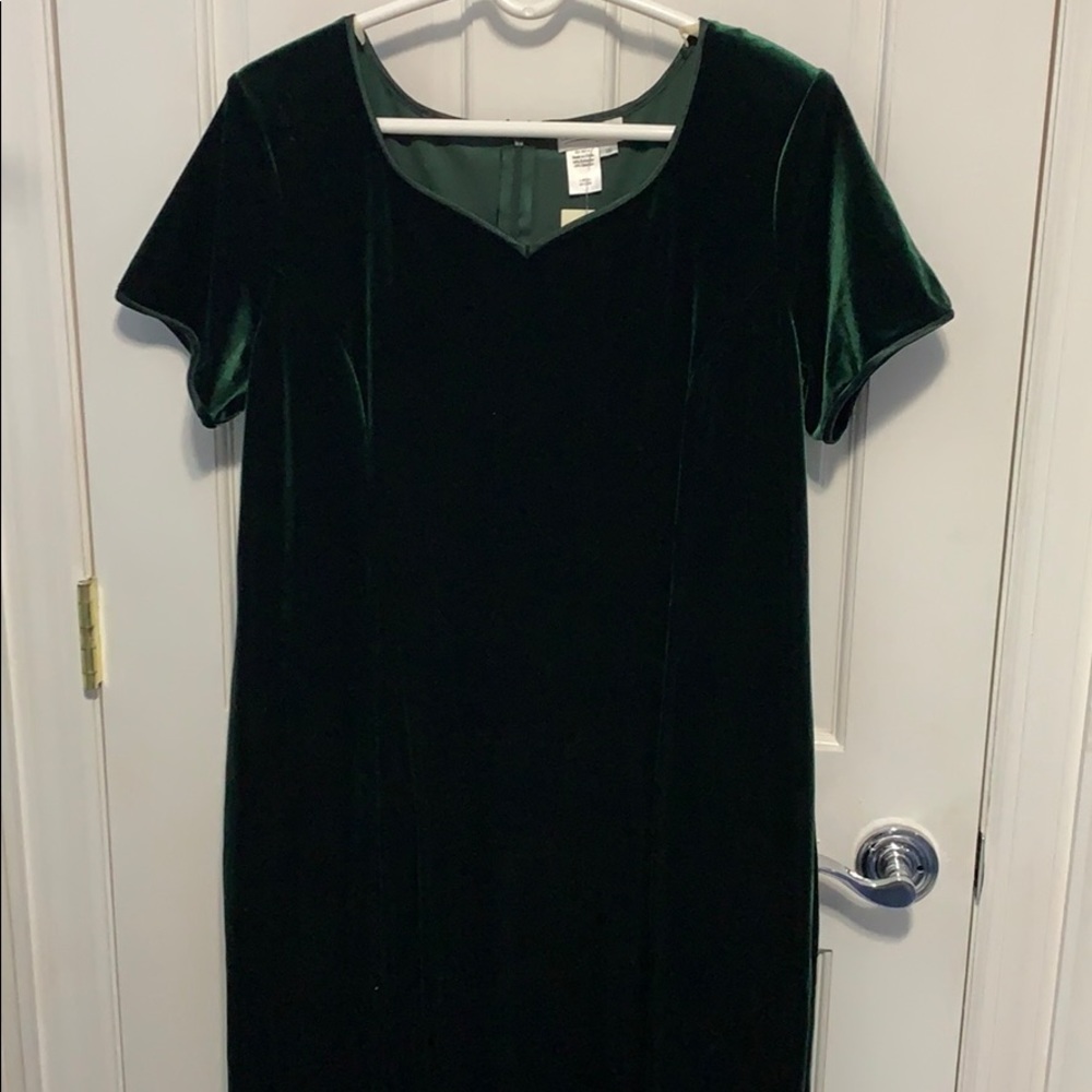 Green velvet dress with sweetheart neck